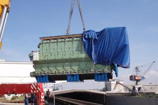 Großer Kran mit schwebenden Teil